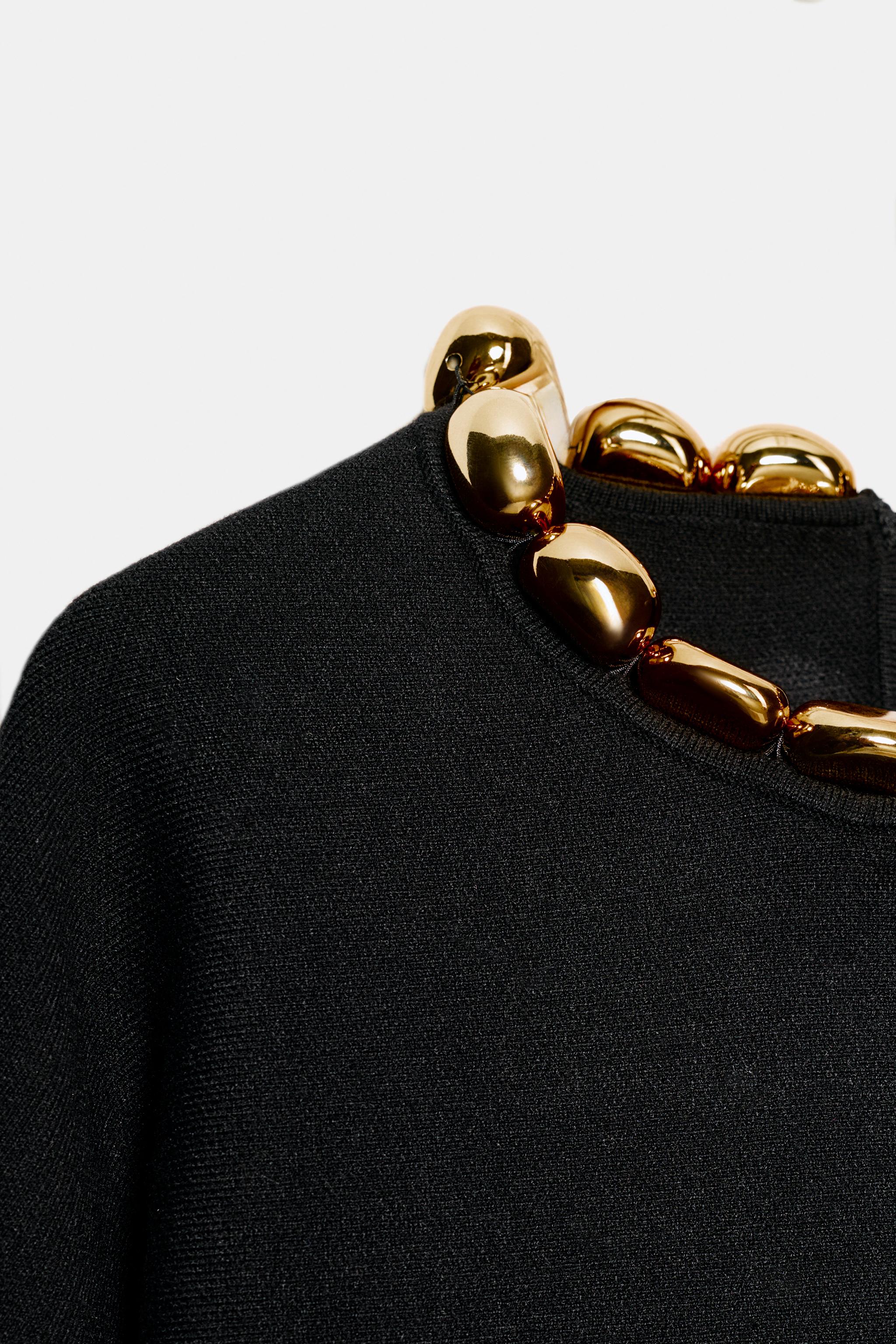 PULL EN MAILLE À BOULES AU COL